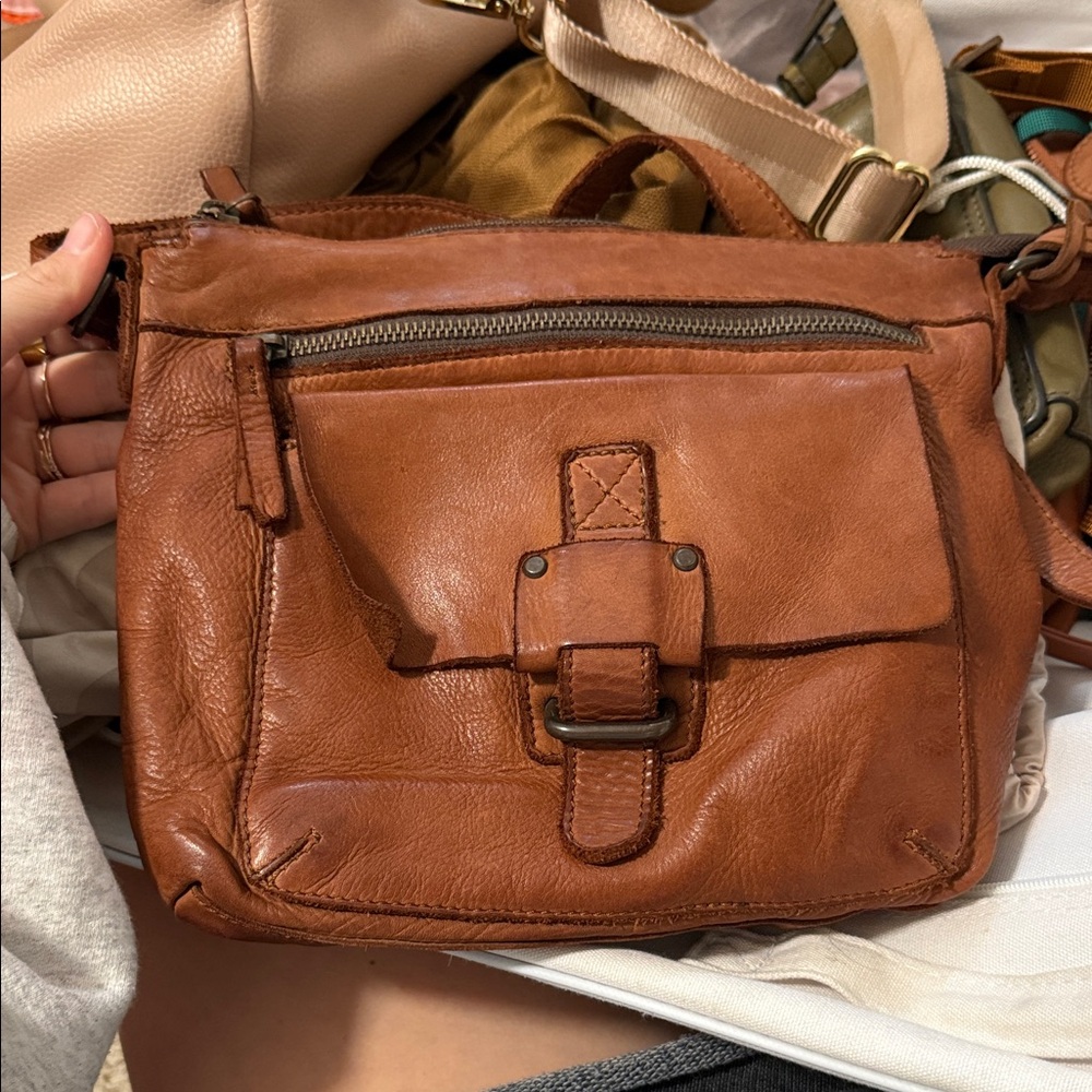 Elegant Tan Leather Crossbody Bag